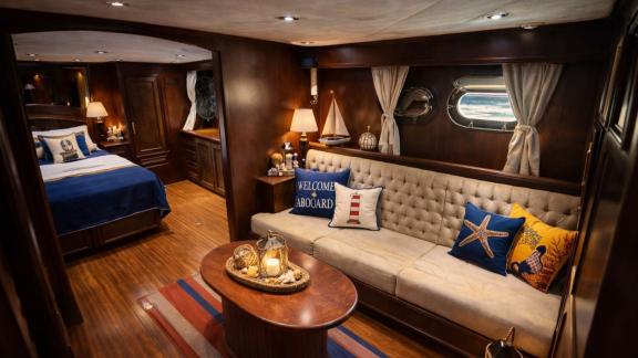 In Göcek Yachtcharter Optionen bietet die River Storm Motoryacht 5 Kabinen für 10 Gäste. VIP Kabine mit Sofa und Holzdes