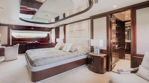 Schlafen Sie stilvoll in der luxuriösen Master Suite der Motoryacht Akira One.