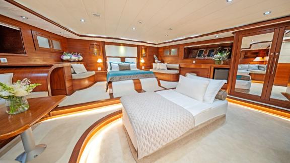 Geräumig geschnitten mit Doppelbett und zusätzlicher Sitzecke – ideal für luxuriöses Wohnen.