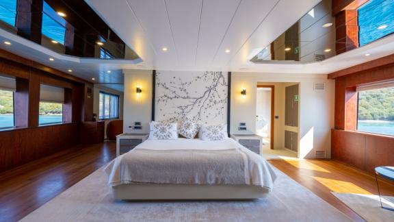 Ocean Breeze Bodrum’da geniş master kabiniyle lüks kiralık yat konforu ve panoramik deniz manzarası sunar.