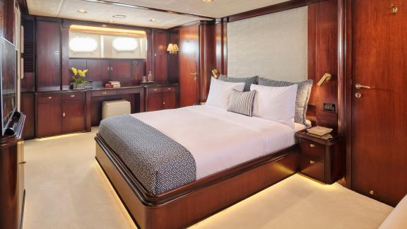 Luxuriöses Hauptschlafzimmer der 32 Meter langen Motoryacht Suncoco, ideal für erholsame Nächte in Griechenland.