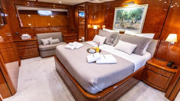 Luxuriöses Hauptschlafzimmer auf der Yacht Pareaki mit elegantem Design und bequemem Bett.