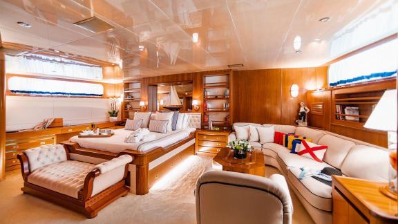 Wind Of Fortune'da en üst düzey konfor için geniş ve şık ana kabin.