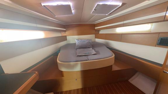 Spacious bow cabin with a comfortable bed on the sailing yacht Pherusa II.