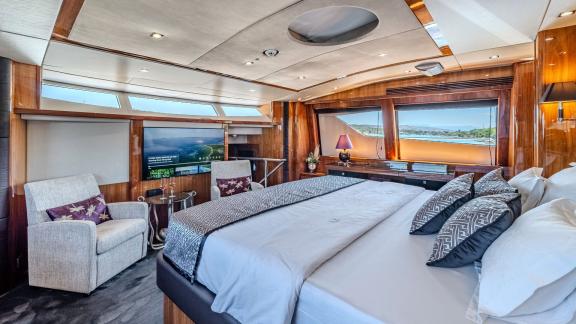 Die Masterkabine der Yacht Arago bietet Komfort, Stil und Panoramablick – ab Trogir buchbar.