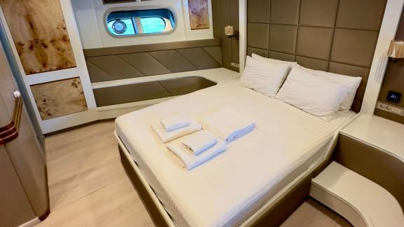 The master cabin of Angelo 3 stands out with its modern design and a comfortable bed.