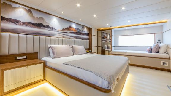 Komfortable Doppelkabine auf der Trawler-Yacht Floki mit großem Bett und elegantem Dekor.