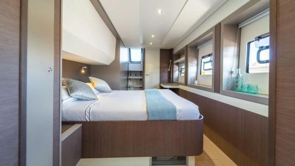 Stilvolle Kabine mit Doppelbett, modernen Einbauten und großen Fenstern auf dem Bali Katamaran Signature Concept.