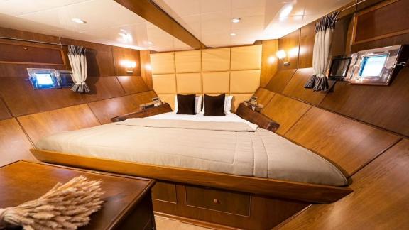 Spacious cabin on gulet Arktos with a comfortable bed.