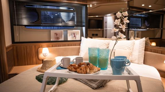 Die komfortable Suite der Motoryacht Ciu Ciu macht die tägliche Yachtmiete in Neapel zu einem luxuriösen Erlebnis.