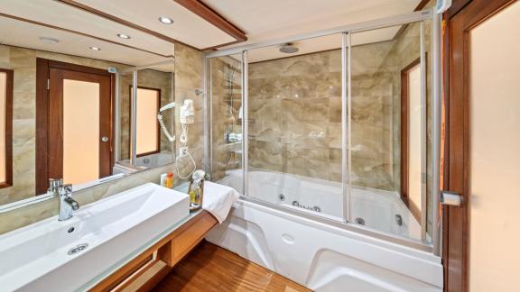 Der Jacuzzi-Bereich auf dem Deck der Alessandro 1 lädt mit Meerblick zum Entspannen ein.