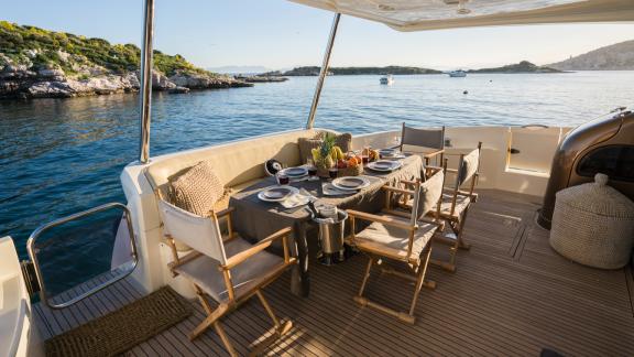 Der Essbereich im Freien auf der Motoryacht Medusa bietet ein komfortables Essen mit Meerblick.