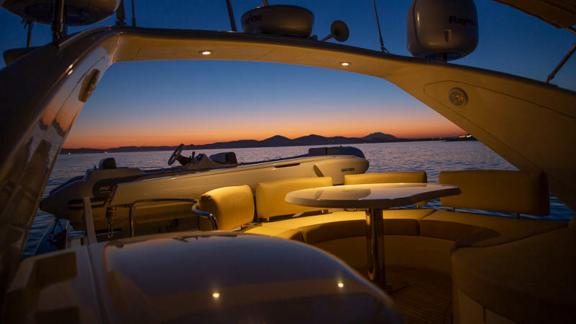 Oberdeck der Motoryacht Medusa bei Sonnenuntergang, gemütlicher Abend.