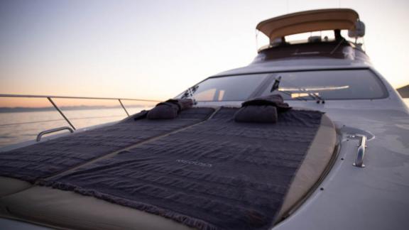 Liegestühle auf dem Vorderdeck der Motoryacht Medusa bieten Sonnenvergnügen.