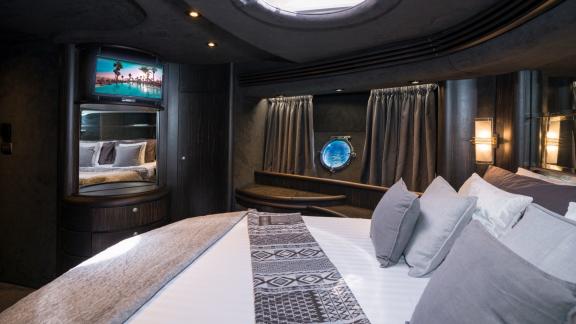 Das Interieur der Motoryacht Medusa ist mit einem großen Bett, Fernseher und Sitzecke ausgestattet.