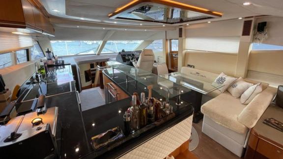 Göcek'teki lüks motor yat Melissa My Angel'in modern salonu, şık dekorasyon ve konforlu oturma alanı sunuyor.