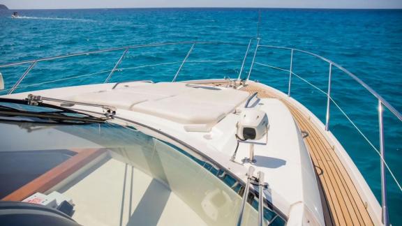 The foredeck of the yacht Midnight Summer Dream with sunbathing area and sea view.