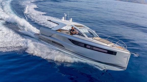 Die Babel V Motoryacht fährt mit hoher Geschwindigkeit vor Ibiza. Perfekt für Tagescharter in Spanien.