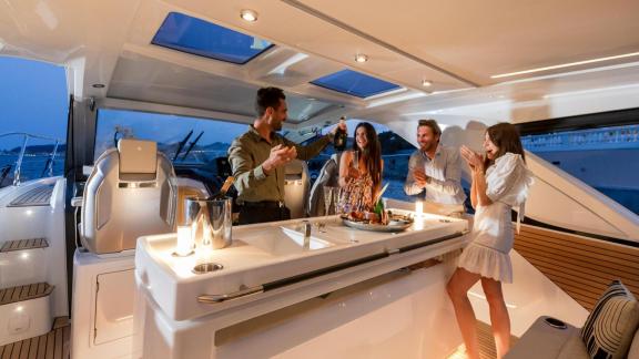 Gäste genießen Getränke auf der Babel V, verfügbar für Tagescharter auf Ibiza.