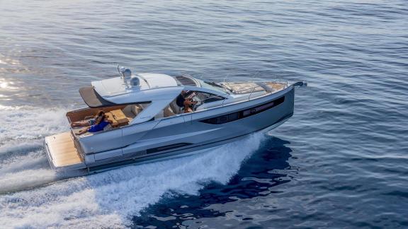 Die Babel V Motoryacht fährt vor Ibiza. Perfekt für tägliche Yachtmiete in Spanien.