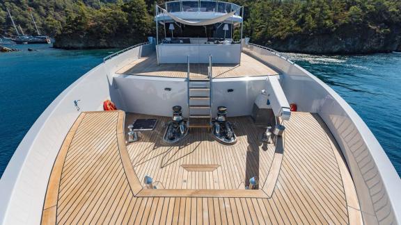 Entspannen Sie auf dem stilvollen Vorderdeck der 46m Adamaris in Göcek, Türkei.