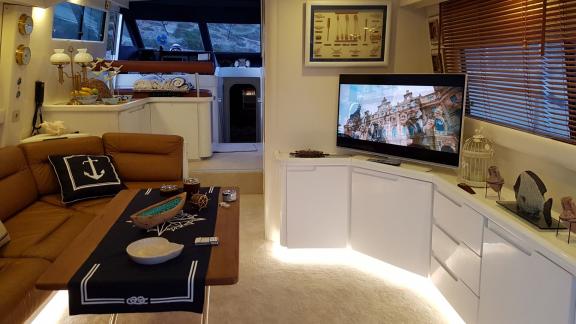 Der Salon der Motoryacht Aegean Angel verfügt über eine große Sitzecke und TV.