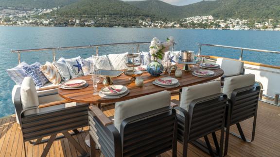 Wochencharter in Bodrum mit Akonost zeigt Essbereich im Freien und Aussicht.