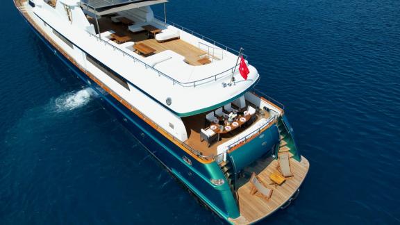Wochencharter in Bodrum mit Akonost zeigt Tisch und Loungebereich am Heck.