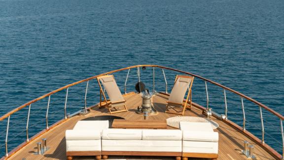 Wochencharter in Bodrum mit Akonost zeigt Vorderdeck und Meerblick.