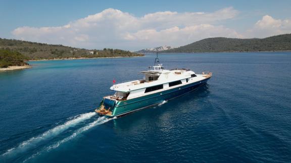 Weekly yacht rental in Bodrum Akonost offers blue cruise and relaxing sea experience.