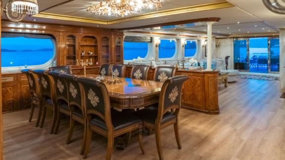 Wochencharter in Bodrum mit Akonost zeigt stilvollen Essbereich und luxuriösen Salon.