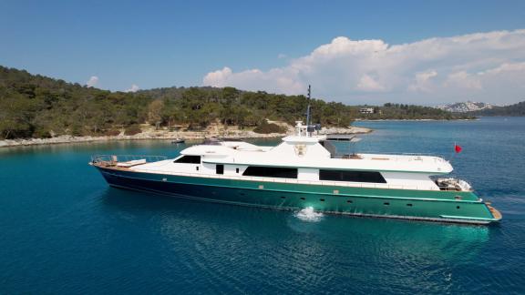Wochencharter in Bodrum mit Akonost zeigt Fahrt in klarem Wasser.