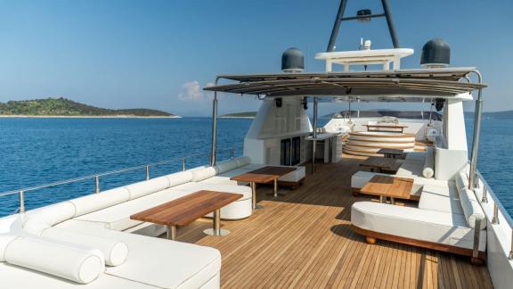 Wochencharter in Bodrum mit Akonost zeigt große Sitzbereiche und Entspannung.