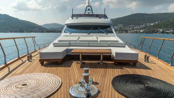 Wochencharter in Bodrum mit Akonost zeigt Vorderdeck mit Sitzgruppe und Aussicht.