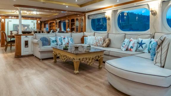 Wochencharter in Bodrum mit Akonost zeigt gemütlichen Wohnbereich und Komfort.