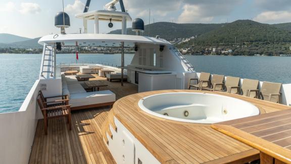 Wochencharter in Bodrum mit Akonost zeigt Whirlpool und Lounge Bereich.