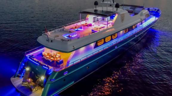 Wochencharter in Bodrum mit Akonost zeigt Abendfahrt und Beleuchtung.