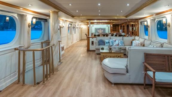 Wochencharter in Bodrum mit Akonost zeigt geräumigen Salon und Entspannung.
