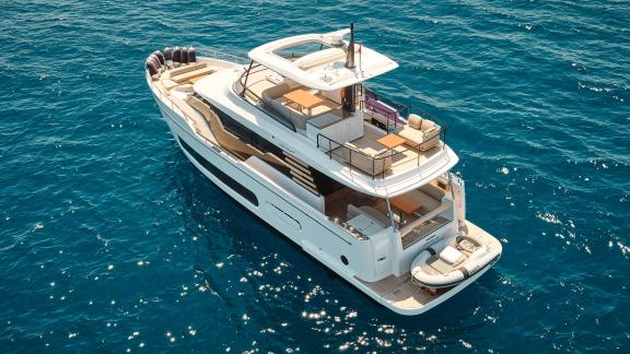 Die Amparito XIII beeindruckt mit ihrer großzügigen Flybridge und dem Beiboot am Heck, vor der Küste von Split.