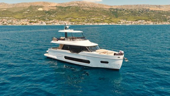 Die Amparito XIII bietet eine komfortable Fahrt vor der Küste von Split.