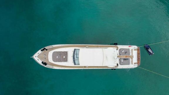 Die Draufsicht zeigt die vor Athen liegende Motoryacht Atrato mit Sitzbereichen am Bug und Heck.