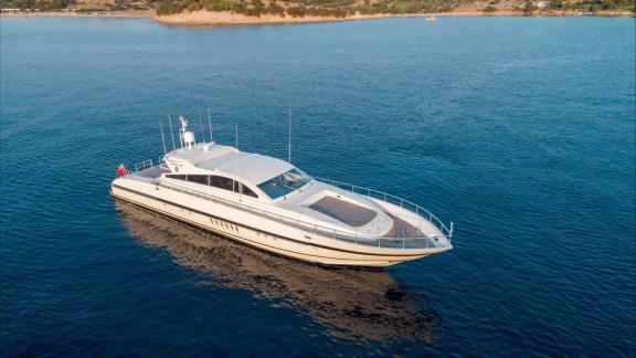 Die Motoryacht Atrato in Athen bietet Platz für 10 Gäste in 4 Kabinen und überzeugt mit sportlichem Design.