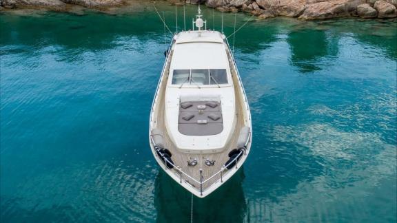 Zu sehen ist das Vordeck der Motoryacht Atrato in Athen mit großzügigen Sonnenpolstern.