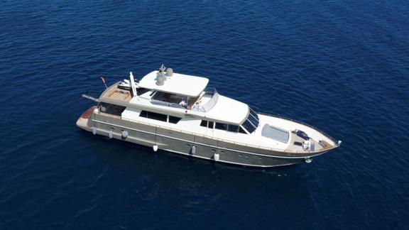 Die Bona Dea Motoryacht vor Göcek zeigt auf dieser Luftaufnahme ihr elegantes Design und großzügige Decksflächen.