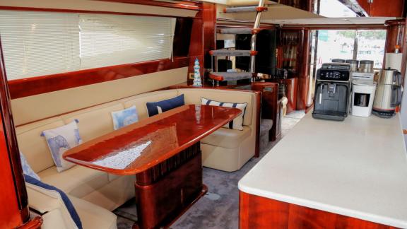 Die moderne Küche der Motoryacht Consent 24 in Bodrum bietet eine voll ausgestattete und komfortable Essecke.