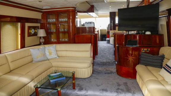 Das komfortable Wohnzimmer der Motoryacht Consent 24 in Bodrum bietet großzügige Sitzbereiche und stilvolle Dekoration.
