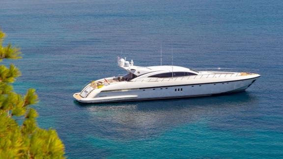 Cosmos yacht offers elegance and speed for an unforgettable French Riviera journey.
