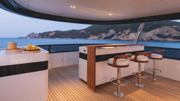 Sleek flybridge bar on Dawo with sea view and stylish seating.