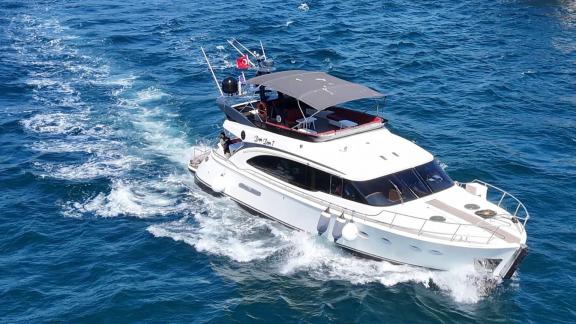Perfekt für eine Bosporus-Tour oder stündliche Yachtmiete in Istanbul.