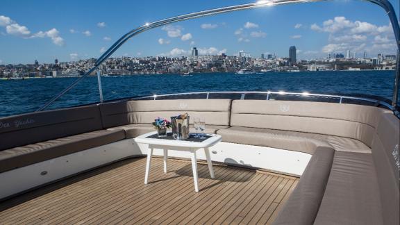 Denden 7 bietet beste Aussicht und stündliche Yachtmiete in Istanbul.